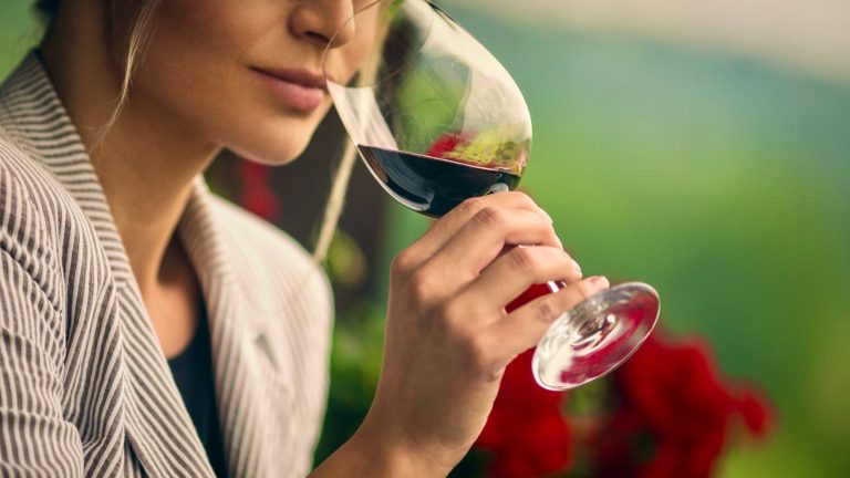 Vino e vaccino: corsia preferenziale per sommelier ed enologi?