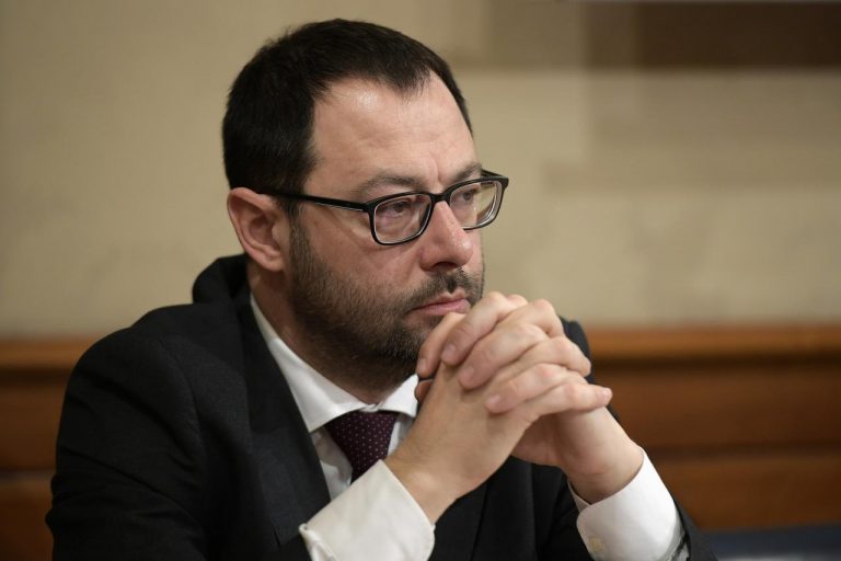Patuanelli ammette che il DPCM favorisce i supermercati e chiede sacrifici alle enoteche