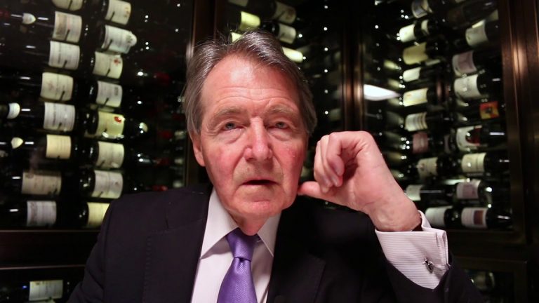 E’ morto Steven Spurrier, l’uomo che ha cambiato il mondo del vino con una degustazione