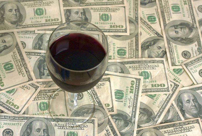 Il vino economico ha un gusto migliore se viene spacciato per costoso: lo dice uno studio