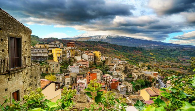 Nella città del vino dell’ Etna si vendono case a un euro
