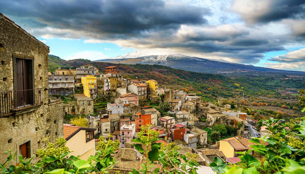Nella città del vino dell’ Etna si vendono case a un euro
