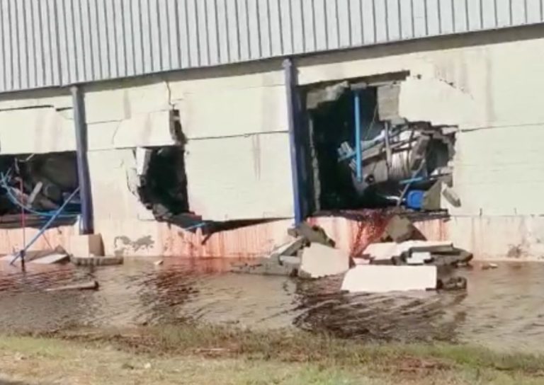 Esplode una vasca e dalla cantina sgorga un fiume di vino rosso