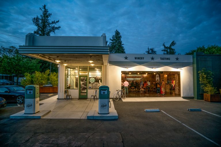 Dalle pompe di questo distributore esce vino al posto della benzina