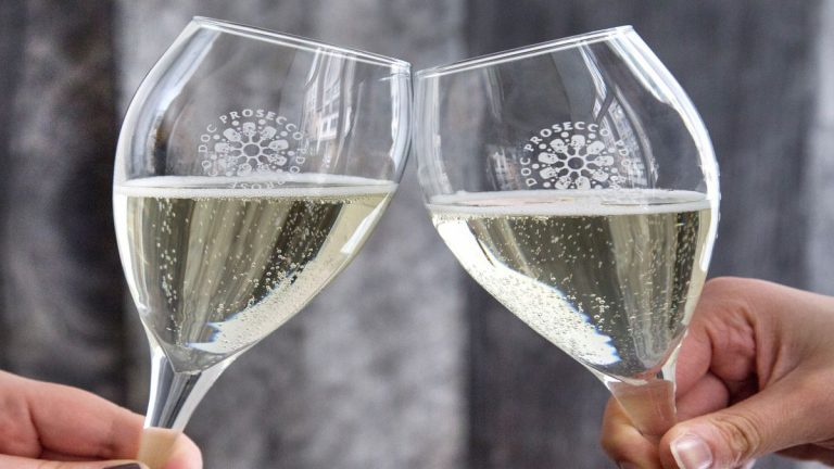 Altro blitz anti-frode in Veneto: fermati camion con zucchero e Prosecco non tracciabile