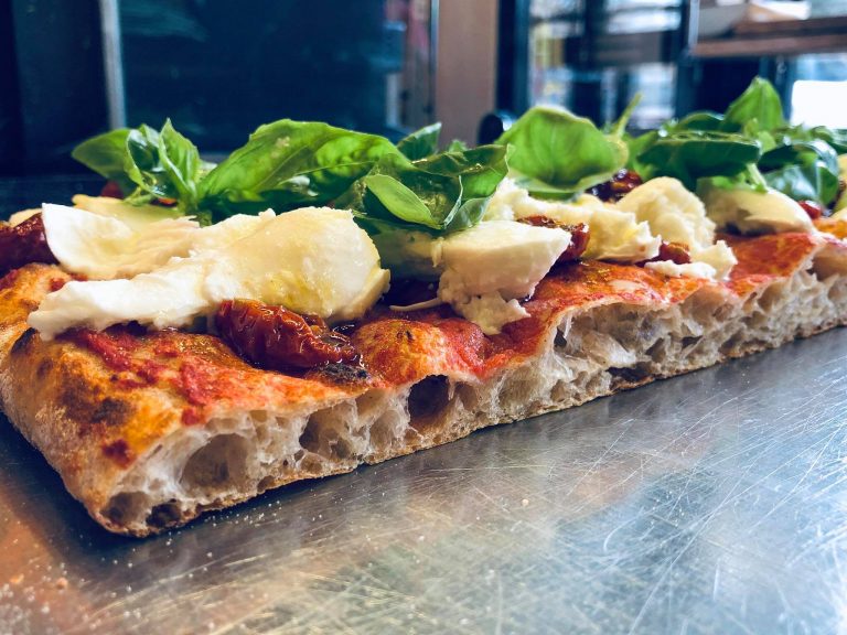 Ecco le migliori pizzerie al taglio (o in viaggio) d’Italia