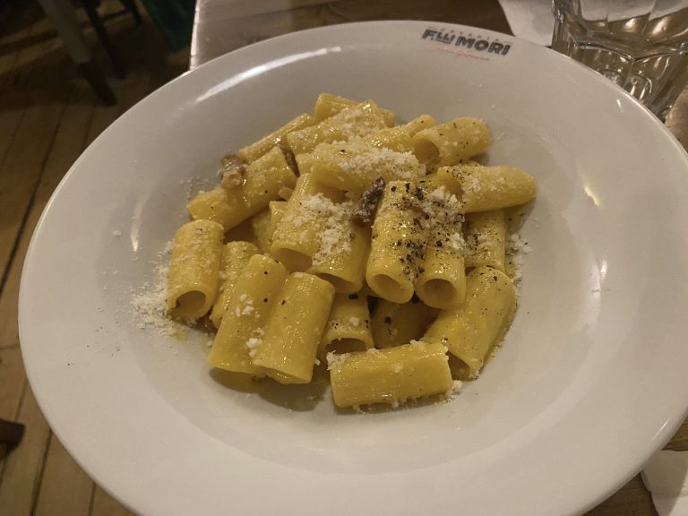 Osteria Fratelli Mori: cucina romanesca e vini naturali nel quartiere più cool di Roma Sud