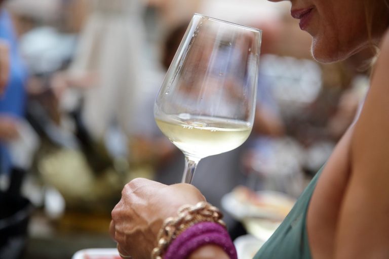 L’avanzata di Omicron frena il vino italiano: cancellati i primi eventi dell’anno