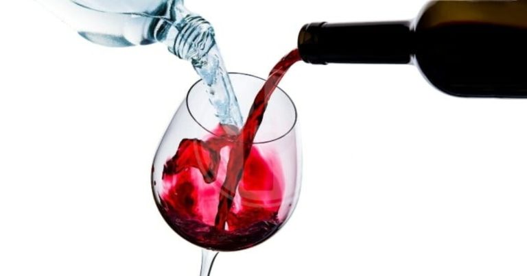 Aprono una bottiglia di vino e scoprono che contiene acqua: è successo in America