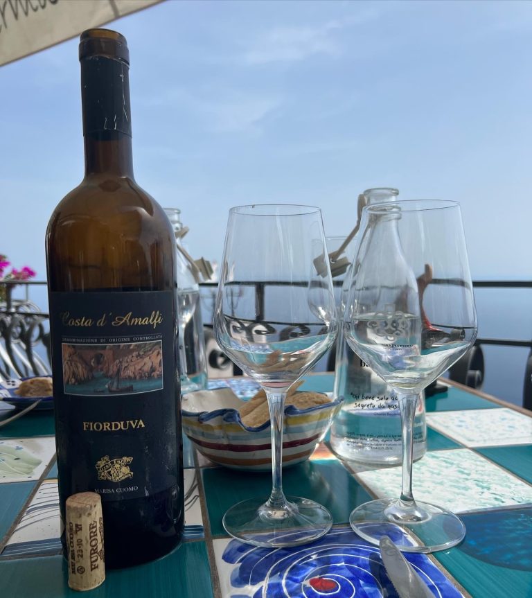 La Campania dalla Costa d’Amalfi ai Campi Flegrei: cinque vini bianchi imperdibili