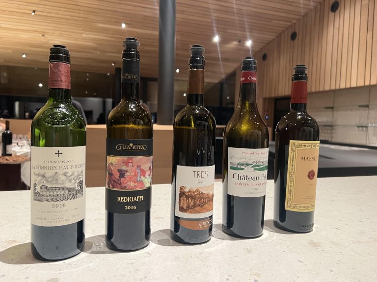 Abbiamo degustato i più grandi Merlot del mondo alla cieca (con un intruso altoatesino): ecco il risultato
