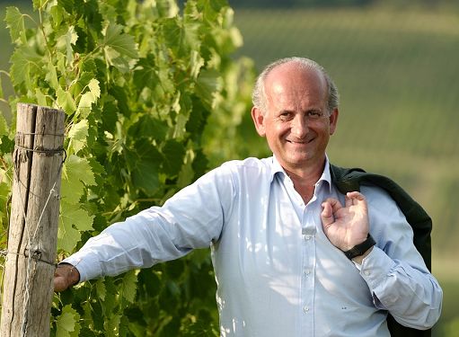 Milano, 17 apr. (askanews) - Marchesi Frescobaldi entra nella siciliana Tenuta delle Terre Nere
Marchesi Frescobaldi diventa socia di minoranza di Tenuta delle Terre Nere, l'azienda di Randazzo sull'Etna fondata nel 2002 da Marco De Grazia. "Per decine di anni Lamberto Frescobaldi ed io abbiamo condiviso tempo, amicizia, e naturalmente vini su vini, e le gioie e dolori dei nostri figli che crescevano insieme nella stessa scuola" ha raccontato De Grazia, spiegando che "il caso ci ha dato una spinta e le nostre visioni comuni anche. Gli ingranaggi hanno cominciato a girare, prima con esitazione, poi con entusiasmo. E l'amicizia - ha concluso - è diventata qualcosa di più: una passione ed una spinta condivisa per obbiettivi più elevati, la voglia di dare forma a una chiara e comune intuizione, e finalmente tradurre il tutto in vini sempre più ambiziosi e fini. Insieme".
"Per me, Marco De Grazia ha rappresentato un autentico punto di riferimento" ha aggiunto Lamberto Frescobaldi, presidente del Gruppo Marchesi Frescobaldi, ricordando che "nei primi anni '90, poco dopo il mio matrimonio, abbiamo condiviso numerose serate e molte bottiglie di vino stappate insieme. In quei momenti ascoltavo con attenzione ogni sua parola: la sua costante ricerca della finezza nei vini, la sua energia contagiosa, la limpidezza della sua visione".